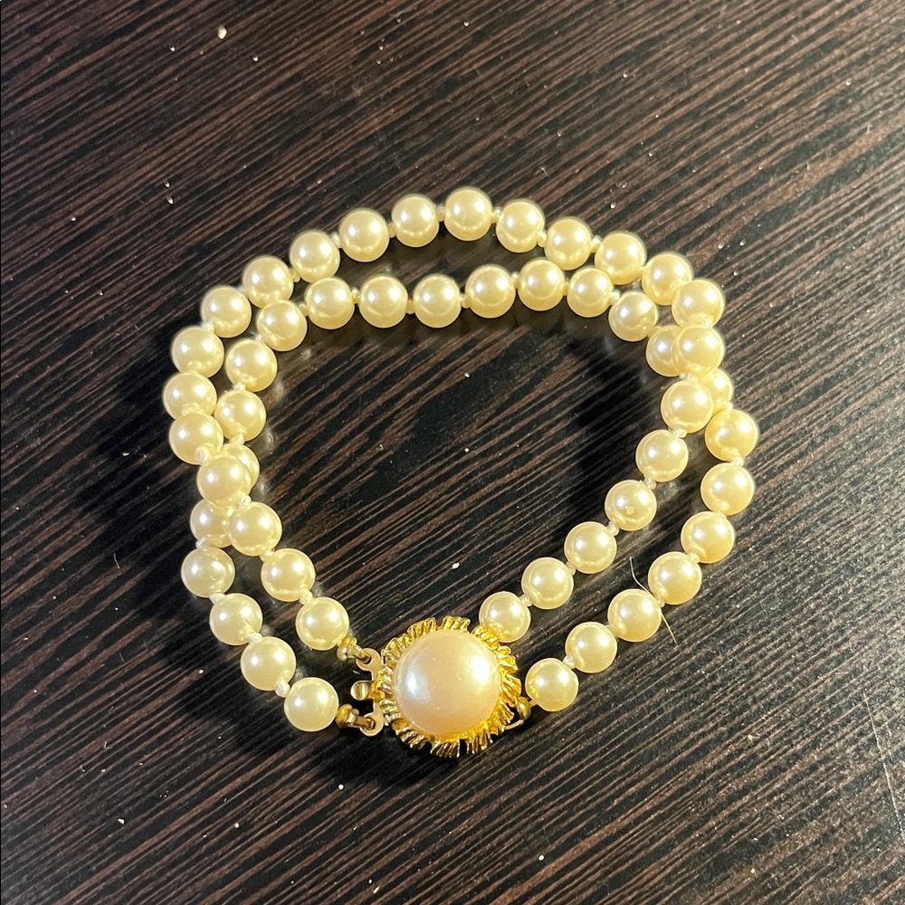 Elegant vintage faux Pearl Bracelet with Gold tone Accents